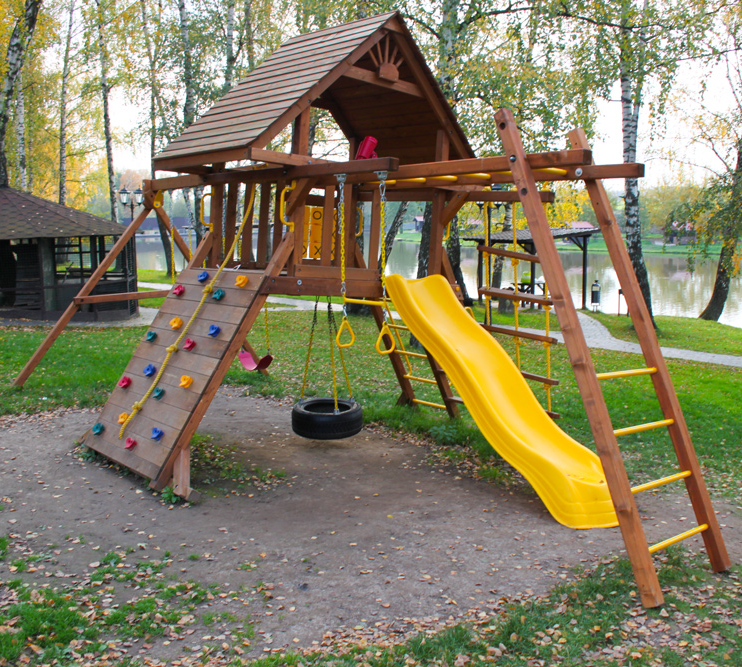 Детский игровой городок Зарница и рукоход с деревянной крышей